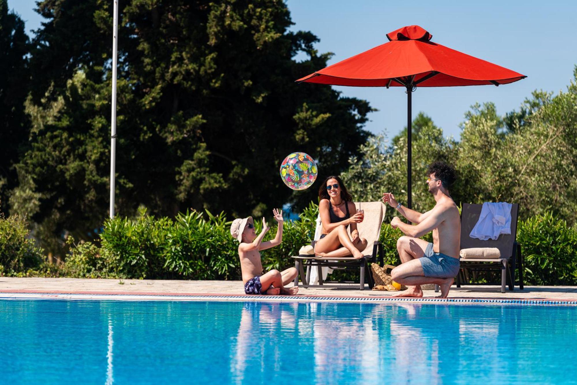 Simantro Resort Sani  Eksteriør billede Family at a pool